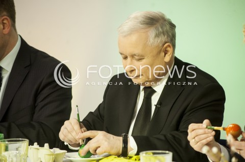  16.04.2014 WARSZAWA MALOWANIE PISANEK PRZEZ CZLONKOW PRAWA I SPRAWIEDLIWOSCI Z UDZIALEM PREZESA PIS JAROSLAWA KACZYNSKIEGO N/Z PREZES PIS JAROSLAW KACZYNSKI  