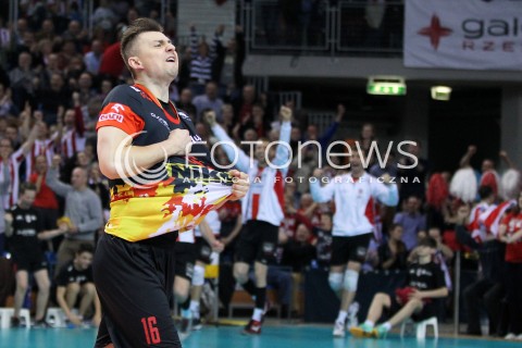  17.04.2014 RZESZOW <br />SIATKOWKA PLUS LIGA 2013/2014 MEN VOLLEYBALL POLAND POLISH PLUSLIGA LEAGUE SEASON 2013/2014 RUNDA PLAY-OFF POLFINAL SEMIFINAL<br />MECZ ASSECO RESOVIA - ZAKSA KEDZIERZYN KOZLE<br />N/Z KRZYSZTOF IGNACZAK KOSZULKA DOPING RADOSC EMOCJE SYLWETKA <br /> 