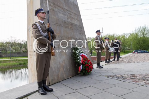  24.04.2014 LODZ WIZYTA PARY PREZYDENCKIEJ W LODZI Z OKAZJI 100 URODZIN JANA KARSKIEGO N/Z WIENIEC POD POMNIKIEM POLAKOW RATUJACYCH ZYDOW  