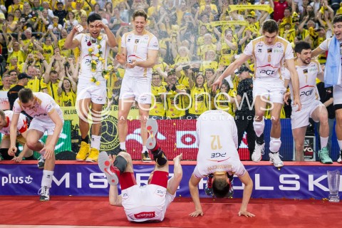  27.04.2014 BELCHATOW<br /><br />SIATKOWKA PLUS LIGA 2013/2014 MEN VOLLEYBALL POLAND POLISH PLUSLIGA LEAGUE SEASON 2013/2014 RUNDA PLAY-OFF FINAL - MECZ NR 3<br /><br />MECZ PGE SKRA BELCHATOW - ASSECO RESOVIA<br /><br />N/Z ZDJECIE GRUPOWE GRUPOWKA WYGRANA ZWYCIESTWO RADOSC EMOCJE PUCHAR - PGE SKRA BELCHATOW - MISTRZ POLSKI 2014<br /><br /> 