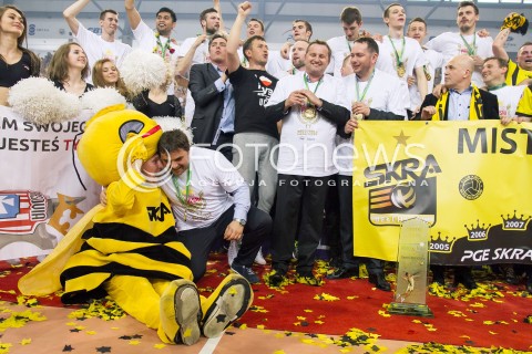  27.04.2014 BELCHATOW<br /><br />SIATKOWKA PLUS LIGA 2013/2014 MEN VOLLEYBALL POLAND POLISH PLUSLIGA LEAGUE SEASON 2013/2014 RUNDA PLAY-OFF FINAL - MECZ NR 3<br /><br />MECZ PGE SKRA BELCHATOW - ASSECO RESOVIA<br /><br />N/Z KONRAD PIECHOCKI ZDJECIE GRUPOWE GRUPOWKA WYGRANA ZWYCIESTWO RADOSC EMOCJE PUCHAR - PGE SKRA BELCHATOW - MISTRZ POLSKI 2014<br /><br /> 