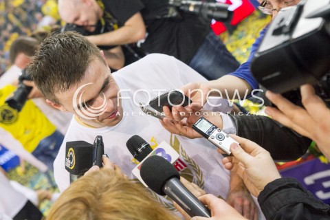  27.04.2014 BELCHATOW<br /><br />SIATKOWKA PLUS LIGA 2013/2014 MEN VOLLEYBALL POLAND POLISH PLUSLIGA LEAGUE SEASON 2013/2014 RUNDA PLAY-OFF FINAL - MECZ NR 3<br /><br />MECZ PGE SKRA BELCHATOW - ASSECO RESOVIA<br /><br />N/Z MARIUSZ WLAZLY WYWIAD MIKROFONY MIKROFON DZIENNIKARZE<br /><br /> 