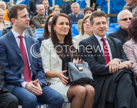  27.04.2014 RZESZOW<br />TRANSMISJA MSZY KANONIZACYJNEJ JANA PAWLA II NA RYNKU W RZESZOWIE<br />UDZIAL WZIAL MINISTER PRACY WLADYSLAW KOSINIAK-KAMYSZ Z MALZONKA - JEDYNKA W WYBORACH DO PARLAMENTU EUROPEJSKIEGO PSL NA PODKARPACIU<br />N/Z WLADYSLAW KOSINIAK KAMYSZ Z ZONA AGNIESZKA I JAN BURY<br /> 