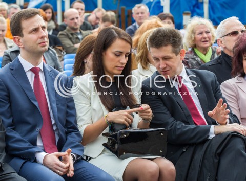  27.04.2014 RZESZOW<br />TRANSMISJA MSZY KANONIZACYJNEJ JANA PAWLA II NA RYNKU W RZESZOWIE<br />UDZIAL WZIAL MINISTER PRACY WLADYSLAW KOSINIAK-KAMYSZ Z MALZONKA - JEDYNKA W WYBORACH DO PARLAMENTU EUROPEJSKIEGO PSL NA PODKARPACIU<br />N/Z WLADYSLAW KOSINIAK KAMYSZ Z ZONA AGNIESZKA I JAN BURY<br /> 