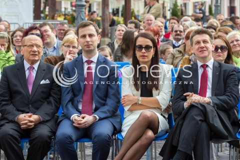  27.04.2014 RZESZOW<br />TRANSMISJA MSZY KANONIZACYJNEJ JANA PAWLA II NA RYNKU W RZESZOWIE<br />UDZIAL WZIAL MINISTER PRACY WLADYSLAW KOSINIAK-KAMYSZ Z MALZONKA - JEDYNKA W WYBORACH DO PARLAMENTU EUROPEJSKIEGO PSL NA PODKARPACIU<br />N/Z TADEUSZ FERENC WLADYSLAW KOSINIAK KAMYSZ Z ZONA AGNIESZKA I JAN BURY<br /> 