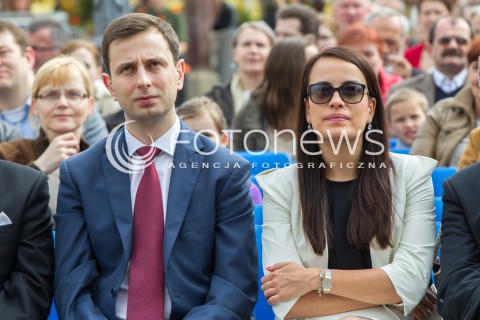  27.04.2014 RZESZOW<br />TRANSMISJA MSZY KANONIZACYJNEJ JANA PAWLA II NA RYNKU W RZESZOWIE<br />UDZIAL WZIAL MINISTER PRACY WLADYSLAW KOSINIAK-KAMYSZ Z MALZONKA - JEDYNKA W WYBORACH DO PARLAMENTU EUROPEJSKIEGO PSL NA PODKARPACIU<br />N/Z WLADYSLAW KOSINIAK KAMYSZ Z ZONA AGNIESZKA<br /> 