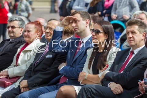  27.04.2014 RZESZOW<br />TRANSMISJA MSZY KANONIZACYJNEJ JANA PAWLA II NA RYNKU W RZESZOWIE<br />UDZIAL WZIAL MINISTER PRACY WLADYSLAW KOSINIAK-KAMYSZ Z MALZONKA - JEDYNKA W WYBORACH DO PARLAMENTU EUROPEJSKIEGO PSL NA PODKARPACIU<br />N/Z WLADYSLAW KOSINIAK KAMYSZ Z ZONA AGNIESZKA I JAN BURY<br /> 
