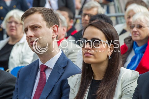  27.04.2014 RZESZOW<br />TRANSMISJA MSZY KANONIZACYJNEJ JANA PAWLA II NA RYNKU W RZESZOWIE<br />UDZIAL WZIAL MINISTER PRACY WLADYSLAW KOSINIAK-KAMYSZ Z MALZONKA - JEDYNKA W WYBORACH DO PARLAMENTU EUROPEJSKIEGO PSL NA PODKARPACIU<br />N/Z WLADYSLAW KOSINIAK KAMYSZ Z ZONA AGNIESZKA I JAN BURY<br /> 