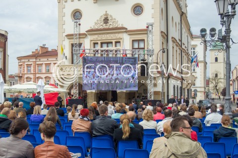 Transmisja mszy kanonizacyjnej JPII na rynku w Rzeszowie