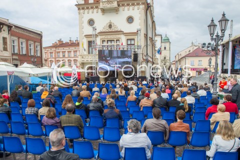  27.04.2014 RZESZOW<br />TRANSMISJA MSZY KANONIZACYJNEJ JANA PAWLA II NA RYNKU W RZESZOWIE<br />N/Z MIESZKANCY RZESZOWA PODCZAS TRANSMISJI MSZY<br /> 