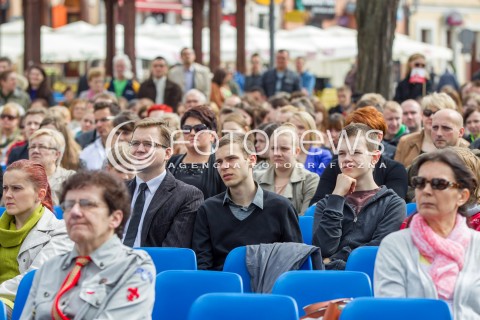  27.04.2014 RZESZOW<br />TRANSMISJA MSZY KANONIZACYJNEJ JANA PAWLA II NA RYNKU W RZESZOWIE<br />N/Z MIESZKANCY RZESZOWA PODCZAS TRANSMISJI MSZY<br /> 