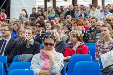  27.04.2014 RZESZOW<br />TRANSMISJA MSZY KANONIZACYJNEJ JANA PAWLA II NA RYNKU W RZESZOWIE<br />N/Z MIESZKANCY RZESZOWA PODCZAS TRANSMISJI MSZY<br /> 