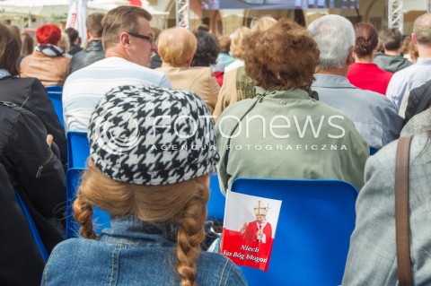 27.04.2014 RZESZOW<br />TRANSMISJA MSZY KANONIZACYJNEJ JANA PAWLA II NA RYNKU W RZESZOWIE<br />N/Z MIESZKANCY RZESZOWA PODCZAS TRANSMISJI MSZY<br /> 