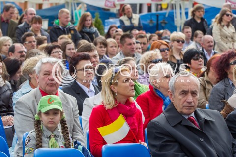  27.04.2014 RZESZOW<br />TRANSMISJA MSZY KANONIZACYJNEJ JANA PAWLA II NA RYNKU W RZESZOWIE<br />N/Z MIESZKANCY RZESZOWA PODCZAS TRANSMISJI MSZY<br /> 