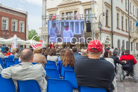  27.04.2014 RZESZOW<br />TRANSMISJA MSZY KANONIZACYJNEJ JANA PAWLA II NA RYNKU W RZESZOWIE<br />N/Z MIESZKANCY RZESZOWA PODCZAS TRANSMISJI MSZY<br /> 