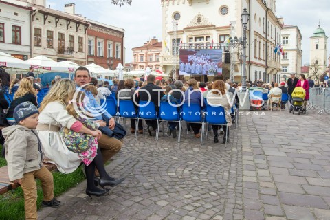  27.04.2014 RZESZOW<br />TRANSMISJA MSZY KANONIZACYJNEJ JANA PAWLA II NA RYNKU W RZESZOWIE<br />N/Z MIESZKANCY RZESZOWA PODCZAS TRANSMISJI MSZY<br /> 