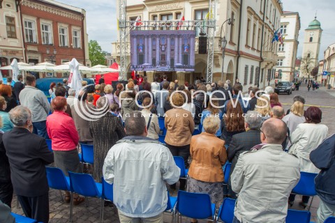  27.04.2014 RZESZOW<br />TRANSMISJA MSZY KANONIZACYJNEJ JANA PAWLA II NA RYNKU W RZESZOWIE<br />N/Z MIESZKANCY RZESZOWA PODCZAS TRANSMISJI MSZY<br /> 