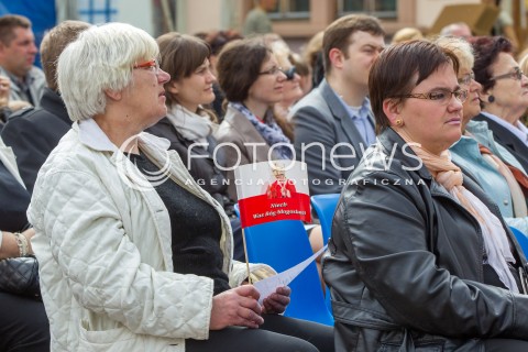  27.04.2014 RZESZOW<br />TRANSMISJA MSZY KANONIZACYJNEJ JANA PAWLA II NA RYNKU W RZESZOWIE<br />N/Z MIESZKANCY RZESZOWA PODCZAS TRANSMISJI MSZY<br /> 