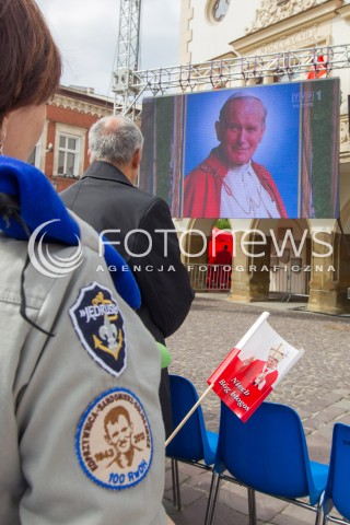  27.04.2014 RZESZOW<br />TRANSMISJA MSZY KANONIZACYJNEJ JANA PAWLA II NA RYNKU W RZESZOWIE<br />N/Z MIESZKANCY RZESZOWA PODCZAS TRANSMISJI MSZY<br /> 