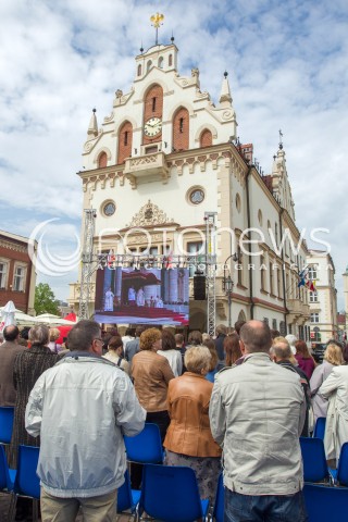  27.04.2014 RZESZOW<br />TRANSMISJA MSZY KANONIZACYJNEJ JANA PAWLA II NA RYNKU W RZESZOWIE<br />N/Z MIESZKANCY RZESZOWA PODCZAS TRANSMISJI MSZY<br /> 