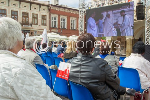  27.04.2014 RZESZOW<br />TRANSMISJA MSZY KANONIZACYJNEJ JANA PAWLA II NA RYNKU W RZESZOWIE<br />N/Z MIESZKANCY RZESZOWA PODCZAS TRANSMISJI MSZY<br /> 