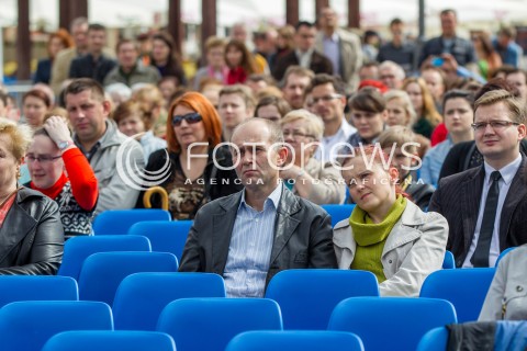  27.04.2014 RZESZOW<br />TRANSMISJA MSZY KANONIZACYJNEJ JANA PAWLA II NA RYNKU W RZESZOWIE<br />N/Z MIESZKANCY RZESZOWA PODCZAS TRANSMISJI MSZY<br /> 