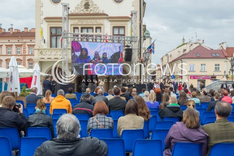  27.04.2014 RZESZOW<br />TRANSMISJA MSZY KANONIZACYJNEJ JANA PAWLA II NA RYNKU W RZESZOWIE<br />N/Z MIESZKANCY RZESZOWA PODCZAS TRANSMISJI MSZY<br /> 