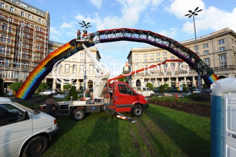  28.04.2014 WARSZAWA<br />INSTALACJA TECZY NA PLACU ZBAWICIELA<br />N/Z TECZA<br /> 