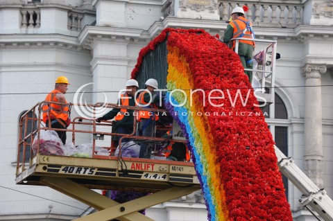 Instalacja tęczy na Placu Zbawiciela w Warszawie