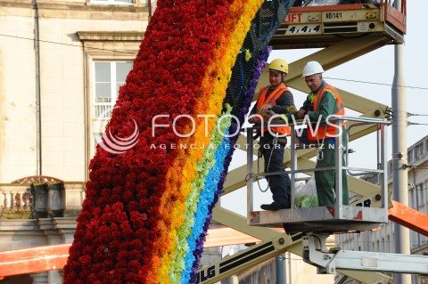  28.04.2014 WARSZAWA<br />INSTALACJA TECZY NA PLACU ZBAWICIELA<br />N/Z TECZA<br /> 