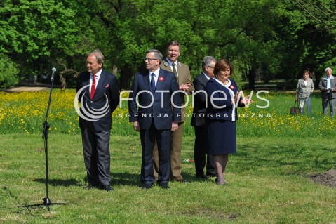  01.05.2014 WARSZAWA <br />PIKNIK EUROPEJSKI W LAZIENKACH KROLEWSKICH<br />N/Z PREZYDENT RP BRONISLAW KOMOROWSKI ANNA KOMOROWSKA DYREKTOR GENERALNY LASOW PANSTWOWYCH ADAM WASIAK   <br /> 
