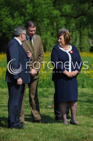  01.05.2014 WARSZAWA <br />PIKNIK EUROPEJSKI W LAZIENKACH KROLEWSKICH<br />N/Z PREZYDENT RP BRONISLAW KOMOROWSKI ANNA KOMOROWSKA DYREKTOR GENERALNY LASOW PANSTWOWYCH ADAM WASIAK   <br /> 