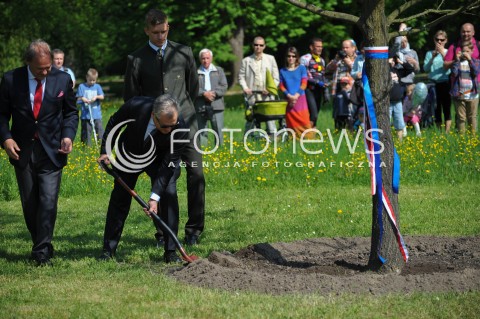  01.05.2014 WARSZAWA <br />PIKNIK EUROPEJSKI W LAZIENKACH KROLEWSKICH<br />N/Z BYLY PREZYDENT RP ALEKSANDER KWASNIEWSKI  <br /> 