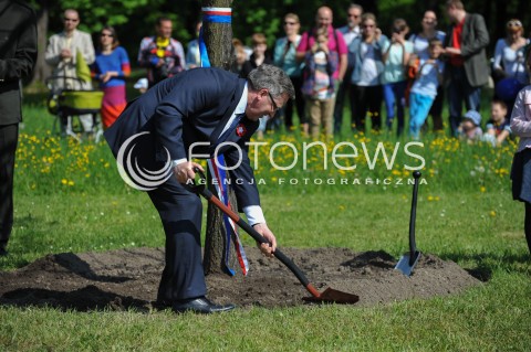  01.05.2014 WARSZAWA <br />PIKNIK EUROPEJSKI W LAZIENKACH KROLEWSKICH<br />N/Z PREZYDENT RP BRONISLAW KOMOROWSKI  <br /> 