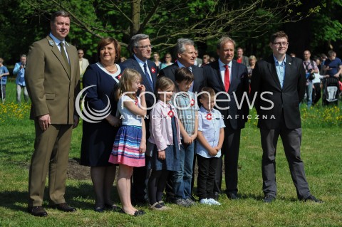  01.05.2014 WARSZAWA <br />PIKNIK EUROPEJSKI W LAZIENKACH KROLEWSKICH<br />N/Z DYREKTOR GENERALNY LASOW PANSTWOWYCH ADAM WASIAK ANNA KOMOROWSKA PREZYDENT RP BRONISLAW KOMOROWSKI  BYLY PREZYDENT RP ALEKSANDER KWASNIEWSKI  <br /> 