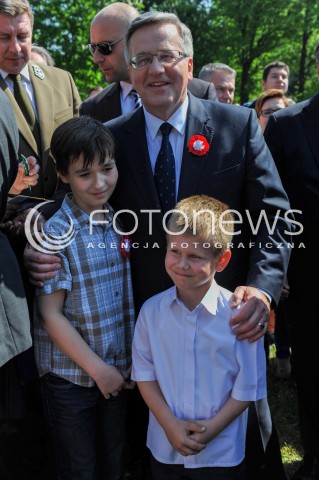  01.05.2014 WARSZAWA <br />PIKNIK EUROPEJSKI W LAZIENKACH KROLEWSKICH<br />N/Z PREZYDENT RP BRONISLAW KOMOROWSKI DZIECI DZIECKO<br /> 