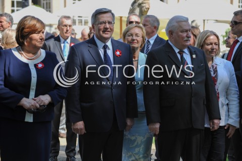  01.05.2014 WARSZAWA <br />PIKNIK EUROPEJSKI W LAZIENKACH KROLEWSKICH<br />N/Z ANNA KOMOROWSKA PREZYDENT RP BRONISLAW KOMOROWSKI BYLY PREZYDENT RP LECH WALECHA    <br /> 
