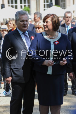  01.05.2014 WARSZAWA <br />PIKNIK EUROPEJSKI W LAZIENKACH KROLEWSKICH<br />N/Z BYLY PREZYDENT RP ALEKSANDER KWASNIEWSKI ANNA KOMOROWSKA   <br /> 