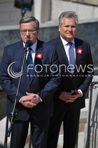  01.05.2014 WARSZAWA <br />PIKNIK EUROPEJSKI W LAZIENKACH KROLEWSKICH<br />N/Z PREZYDENT RP BRONISLAW KOMOROWSKI BYLY PREZYDENT RP ALEKSANDER KWASNIEWSKI  <br /> 