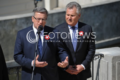  01.05.2014 WARSZAWA <br />PIKNIK EUROPEJSKI W LAZIENKACH KROLEWSKICH<br />N/Z PREZYDENT RP BRONISLAW KOMOROWSKI BYLY PREZYDENT RP ALEKSANDER KWASNIEWSKI  <br /> 