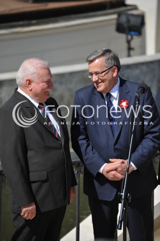  01.05.2014 WARSZAWA <br />PIKNIK EUROPEJSKI W LAZIENKACH KROLEWSKICH<br />N/Z BYLY PREZYDENT RP LECH WALESA PREZYDENT RP BRONISLAW KOMOROWSKI   <br /> 