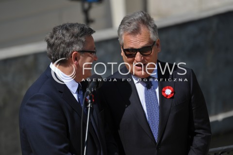  01.05.2014 WARSZAWA <br />PIKNIK EUROPEJSKI W LAZIENKACH KROLEWSKICH<br />N/Z PREZYDENT RP BRONISLAW KOMOROWSKI BYLY PREZYDENT RP ALEKSANDER KWASNIEWSKI   <br /> 