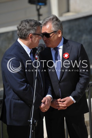  01.05.2014 WARSZAWA <br />PIKNIK EUROPEJSKI W LAZIENKACH KROLEWSKICH<br />N/Z PREZYDENT RP BRONISLAW KOMOROWSKI BYLY PREZYDENT RP ALEKSANDER KWASNIEWSKI  <br /> 