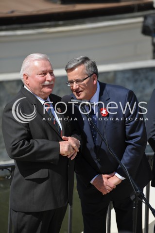  01.05.2014 WARSZAWA <br />PIKNIK EUROPEJSKI W LAZIENKACH KROLEWSKICH<br />N/Z BYLY PREZYDENT RP LECH WALESA PREZYDENT RP BRONISLAW KOMOROWSKI  <br /> 