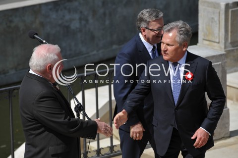  01.05.2014 WARSZAWA <br />PIKNIK EUROPEJSKI W LAZIENKACH KROLEWSKICH<br />N/Z BYLY PREZYDENT RP LECH WALESA ALEKSANDER KWASNIEWSKI PREZYDENT RP BRONISLAW KOMOROWSKI  <br /> 