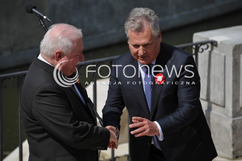  01.05.2014 WARSZAWA <br />PIKNIK EUROPEJSKI W LAZIENKACH KROLEWSKICH<br />N/Z BYLY PREZYDENT RP LECH WALESA ALEKSANDER KWASNIEWSKI  <br /> 