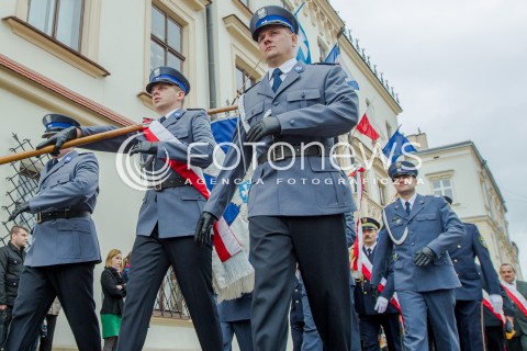  03.05.2014 RZESZOW <br />UROCZYSTOSCI PATRIOTYCZNE Z OKAZJI SWIETA 3 MAJA W RZESZOWIE<br />N/Z POLICJA POLICJANCI SZTANDAR POCZET SZTANDAROWY<br /> 