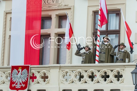  03.05.2014 RZESZOW <br />UROCZYSTOSCI PATRIOTYCZNE Z OKAZJI SWIETA 3 MAJA W RZESZOWIE<br />N/Z ZOLNIERZE ZOLNIERZ PODCHALANCZYCY FLAGA MASZT GODLO PODNIESIENIE FLAGI<br /> 