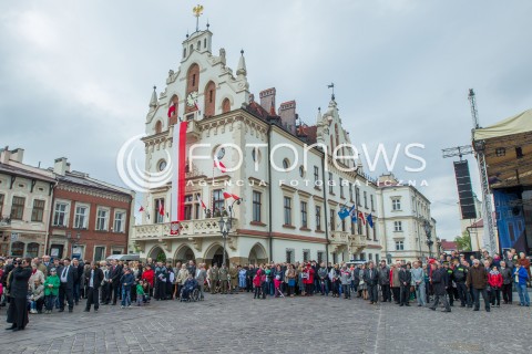 03.05.2014 RZESZOW <br />UROCZYSTOSCI PATRIOTYCZNE Z OKAZJI SWIETA 3 MAJA W RZESZOWIE<br />N/Z RATUSZ RYNEK LUDZIE FLAGA FLAGI<br /> 