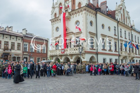  03.05.2014 RZESZOW <br />UROCZYSTOSCI PATRIOTYCZNE Z OKAZJI SWIETA 3 MAJA W RZESZOWIE<br />N/Z RATUSZ RYNEK LUDZIE FLAGA FLAGI<br /> 